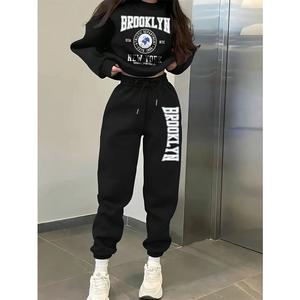 Ensemble survêtement personnalisé pour femme en molleton 2 pièces, haut court à capuche, sweat-shirt, pantalon de jogging droit - Product Image 2