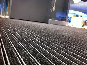 Tapis d'entrée moderne en alliage d'aluminium, lavable, à usage commercial, avec connexion par câble métallique, tapis de sol modulaire antidérapant - Product Image 4