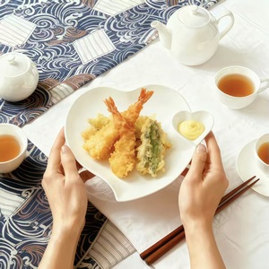 Plato de sushi de cerámica en forma de corazón con divisor de salsa para servir comida japonesa - Product Image 2