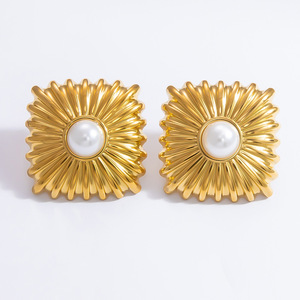 Boucles d'oreilles clous en perles dorées avec design géométrique pendantes pour bijoux de mode de soirée - Product Image 2