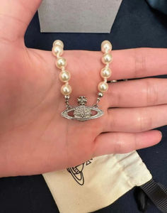 Collar de Perlas de Grado AAAA Extra Grandes Vvivi Enne Wests Woods con Colgante de Saturno, Estilo Romántico de Lujo Discreto y Alta Calidad, Unisex - Product Image 3