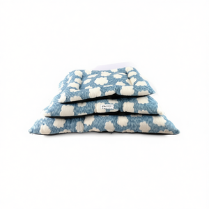 Set di 3 Tappetini per Cani in Velluto di Cotone Blu Lago, Comodi Tappetini e Cuscini per Animali Domestici con Motivo Jacquard a Nuvole - Product Image 2