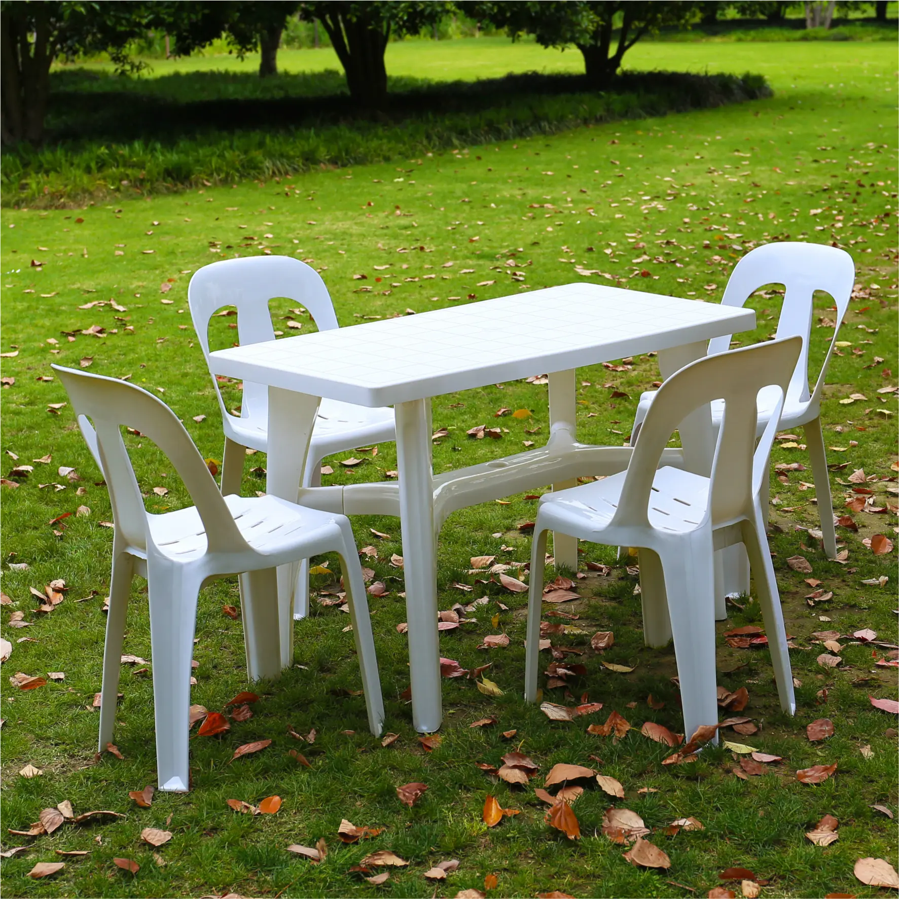 ファッションスタイルの屋内と屋外の白い椅子滑り止めフィートバック付きの積み重ね可能なプラスチック製の椅子
