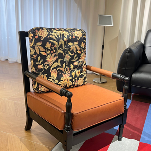 Fauteuil en bois antique de luxe avec coussin en cuir, motif floral sculpté à la main, fauteuil simple élégant et décoratif pour villa - Product Image 1
