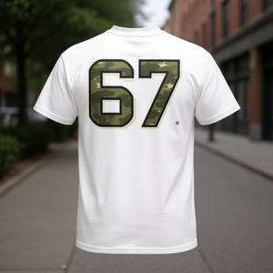 T-shirt promotionnel blanc avec numéros camouflage 67, design inversé et orienté vers l'arrière - Product Image 3