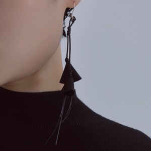 Boucles d'oreilles pendantes en tissu noir avec pompon, en résine acrylique et lucite, pour femme, style bohème, usage quotidien, nouvelle collection 2026 - Product Image 4