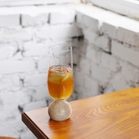 Verre à vin rouge transparent doré avec base en forme de coupelle à glace, idéal pour cocktails, restaurants, hôtels ou fêtes