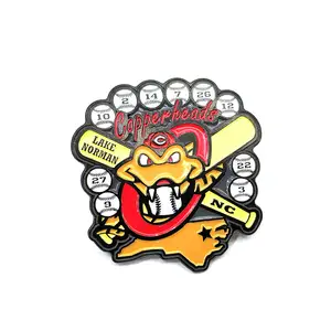 Pin de solapa de equipo deportivo con purpurina esmaltada de Metal, logotipo de insignia, Pin de sombrero de béisbol comercial personalizado para juego