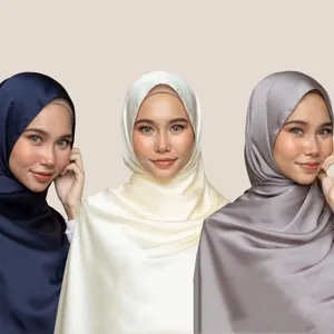 حجاب حجاب من Wanyi للبيع بالجملة من المصنع صناعة ماليزيا حجاب ساتان مربع من القماش أنيق ومضاد للانزلاق بحجم كبير وحجاب من قماش ساتان