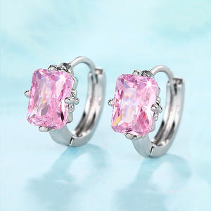 ต่างหูอินลิบก้า ฮักกี้สีขาวทองประดับคริสตัลไรน์สโตนทรงเรขาคณิตสำหรับผู้หญิงสวมใส่ทุกวันสไตล์คลาสสิก - Product Image 3