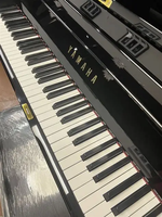 Piano acoustique droit classique U1F 88 touches avec plancher de sonorisation et clavier en bois massif, marteaux Beffa
