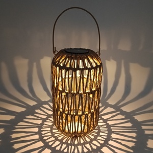Lanterna <span class=keywords><strong>da</strong></span> <span class=keywords><strong>Giardino</strong></span> a LED in Rattan Sintetico con Pannello <span class=keywords><strong>Solare</strong></span>, Impermeabile IP44, Luce Bianca Calda, Piccola, Ricaricabile a Batteria, con Sensore di Luminosità - Product Image 3