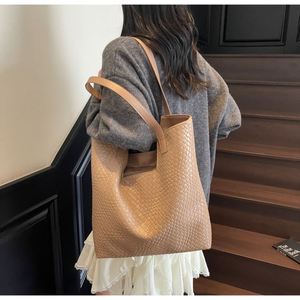 กระเป๋าถือสีดำเรียบง่าย กระเป๋าโท้ทหนัง PU สำหรับผู้หญิง กันน้ำ - Product Image 1