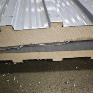 Pannelli Isolanti per Tetti Conformi agli Standard Australiani, Pannelli Sandwich in PU Ondulati a Quattro Strati per Pareti di Magazzini - Product Image 1