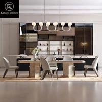 Ensemble de table à manger rectangulaire en marbre de luxe avec base en marbre à bordure dorée, chaises rembourrées, style moderne pour villa