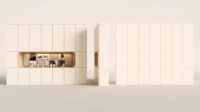 Vitrine à bijoux tendance en laque beige écologique, mobilier moderne pour bijouterie avec éclairage LED chaleureux pour utilisation en showroom