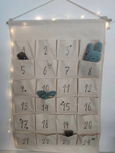Sacs de calendrier de suspension murale en tissu de Noël acceptés personnalisés avec 24 poches - Product Image 3