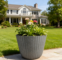 Jardinière en PP durable et légère, grande coupelle ronde avec rainures verticales, trous de drainage, finition blanchie pour usage extérieur/intérieur