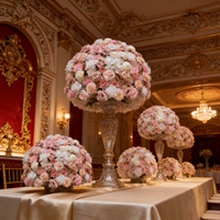 Boules de fleurs artificielles en soie de haute qualité luxueuses pour les centres de table de mariage avec des roses blanches