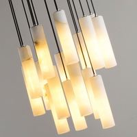 Luminaires de luxe, art créatif, designer, lustre en albâtre, hall d'hôtel, salle à manger, longue bande de lumière suspendue en marbre