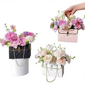 Caja <span class=keywords><strong>de</strong></span> cartón blanca pequeña reciclable, autoarmable, con asa, para empaquetado <span class=keywords><strong>de</strong></span> regalos y <span class=keywords><strong>arreglos</strong></span> florales hechos a mano, en stock. - Product Image 4