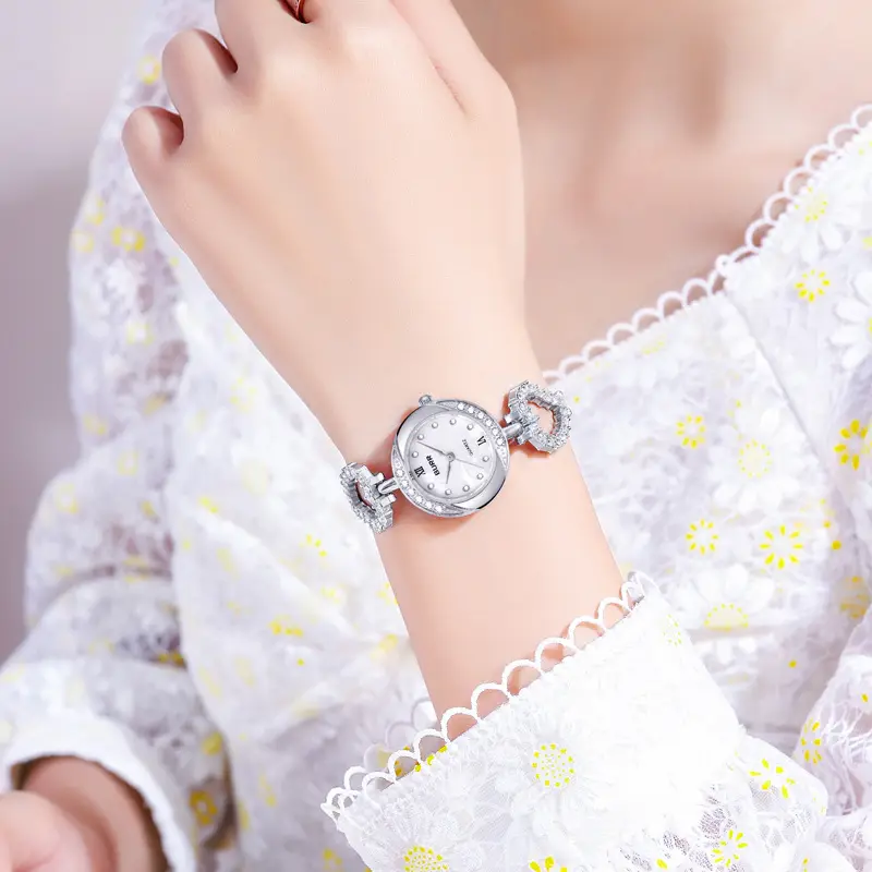 2024 숙녀 우아한 손목 시계 여자 팔찌 모조 다이아몬드 아날로그 석영 시계 여자의 크리스탈 작은 다이얼 시계 Reloj