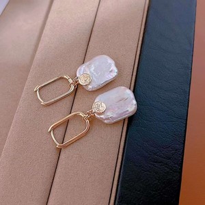 Pendientes de perlas de agua dulce chapados en oro de 18 quilates estilo Bazar americano europeo hebilla de oreja cuadrada barroca ligera fuerte - Product Image 4