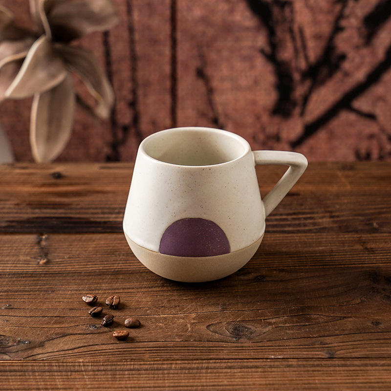 Tasse ronde violette et blanche