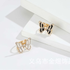 Accesorio para bufanda con hebilla de mariposa, chapado en aleación y diamantes de imitación, para prendas de vestir, en blanco y negro, verano 2023 - Product Image 2
