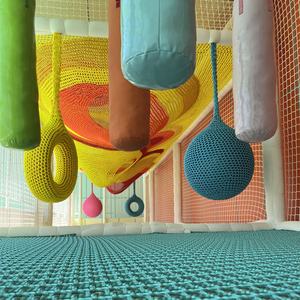 Parcours d'obstacles et balançoire en filet arc-en-ciel commercial pour aire de jeux extérieure et parc à thème - Product Image 4