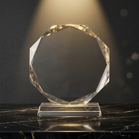 Plaque de trophée en cristal transparent avec design polygone facetté et base polie transparente pour les trophées et récompenses d'entreprise