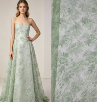 Tissu en tulle vert sauge brodé de fleurs et de vigne, avec dentelle en maille à paillettes argentées, idéal pour robe de mariée de jardin, de demoiselle d'honneur, de soirée ou de bal de promo