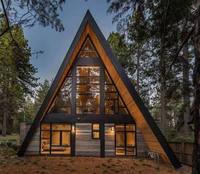 Maison préfabriquée à toit triangulaire, structure en acier, villa modulaire pour bureau, hôtel