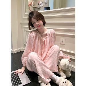 Set Pigiama Femminile Rosa Dolce con Collo Tondo e Finiture in Pizzo, Adatto per l'Autunno e Indossabile Anche Fuori Casa - Product Image 3