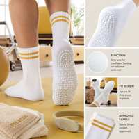 Chaussettes Pilates Grip Studio à rayures, semelle intégrale, ajustement parfait, taille graduée, blanches, à deux rayures au bord, pour un maintien optimal