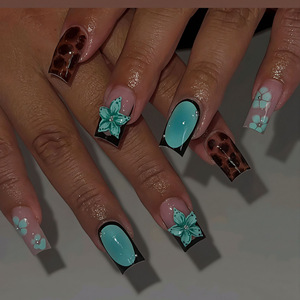 Uñas Postizas Retro Estilo Chica Moderna, Color Verde Lago, con Lindos Flores Pequeñas y Patrón de Leopardo, Uñas Falsas para Otoño e Invierno, Reutilizables - Product Image 1