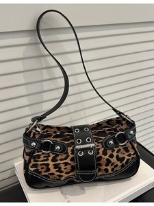 Bolso de hombro elegante con hebilla de cuero retro y estampado de leopardo, para la temporada otoño-invierno 2026, con remaches a la moda - Product Image 2