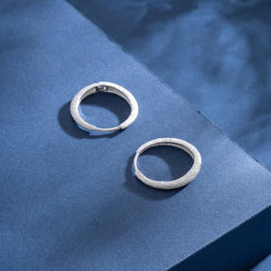 ต่างหูทรงกลมสีเงินสเตอร์ลิงแวววาวแบบเรียบง่ายสำหรับผู้หญิงต่างหูแบบ S925แนวแม่น้ำดาว - Product Image 4