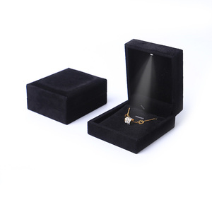 Caja de Joyería Personalizada EVERWIN con Luz LED, Forro de Terciopelo de Lujo, Caja para Anillos con Bisagras, para Colgantes, Pulseras, Collares y Joyería - Product Image 3