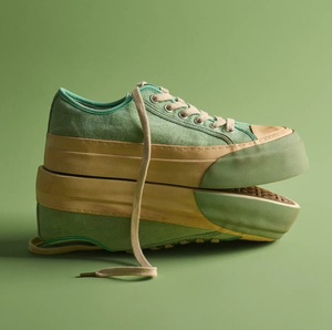 Zapatillas de lona versátiles con efecto desgastado para el día a día de un brand de nicho. Zapatos de skate para hombre y mujer - Product Image 6