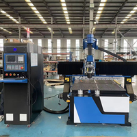 Machine de fraisage CNC simple à changement d'outil automatique 1325, contrôlée par PLC Syntec, pour la fabrication de portes d'armoires de cuisine et le traitement du mobilier