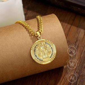 Collier pendentif Saint Benoît en cuivre plaqué or 18 carats, émail noir double face, vente en gros, bijoux catholiques d'exorcisme pour hommes et femmes - Product Image 3