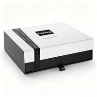 Boîte cadeau de luxe personnalisée pour chocolats, en carton rigide noir et blanc avec ruban de fermeture pour bonbons et truffes