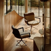 Fauteuil de détente contemporain marron rembourré avec accoudoirs ouverts noirs pour hôtel, salon et villa