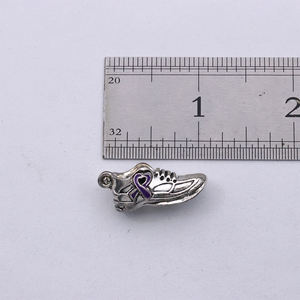 รองเท้าสนีกเกอร์ดีไซน์3D โลหะริบบิ้นสีม่วงเครื่องประดับสำหรับการรับรู้มะเร็งจี้การรับรู้ความรุนแรงในครอบครัว - Product Image 3