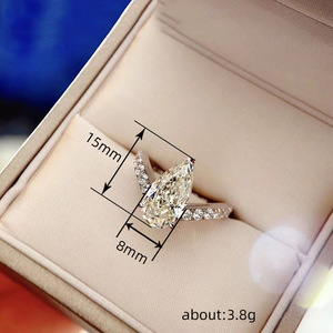 Anello di Fidanzamento Q607 per Donna in Oro Bianco con Diamante Taglio Pera Naturale Colore D e Diamanti Laterali - Product Image 5