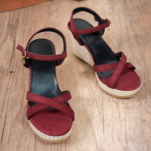 รองเท้าส้นเตารีดแบบสายไขว้สำหรับผู้หญิง รุ่นใหม่สำหรับฤดูร้อน สไตล์ยุโรปอเมริกัน เปิดนิ้วเท้า รองเท้าสไตล์โรมัน ขายส่ง - Product Image 2