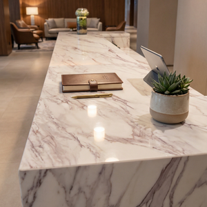 Comptoir en quartz artificiel imprimé en 3D, couleur Calacatta Viola Purple, sur mesure pour projet de bar de luxe ou de réception. - Product Image 5