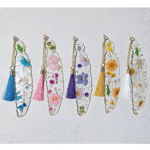 Marque-pages en résine époxy avec plumes, pompons, fleurs pressées faites à la main, design moderne, impression numérique écologique, promotionnels variés - Product Image 3