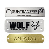 Plaques signalétiques métalliques durables : Plaques logo en acier inoxydable brossé et laiton, sérigraphie et gravure pour l'image de marque et l'extérieur